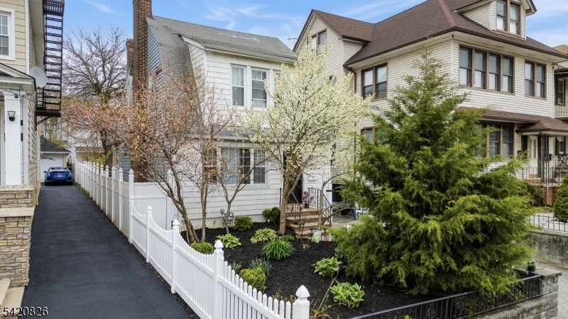 923 Kilsyth Rd