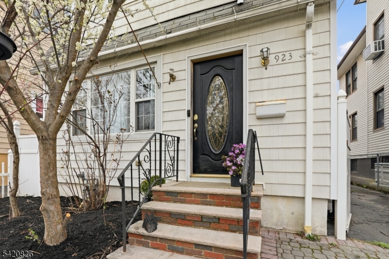 923 Kilsyth Rd