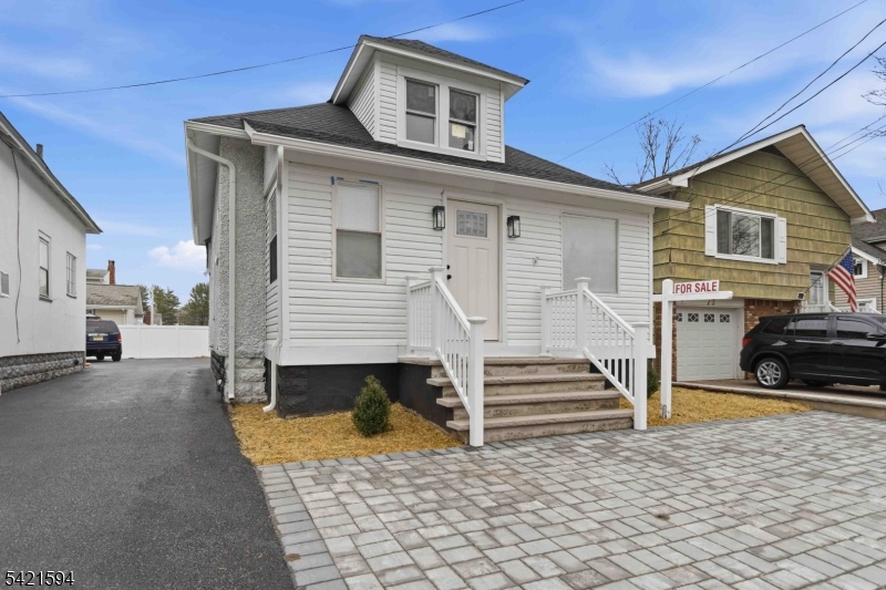 77 Lakeside Ave