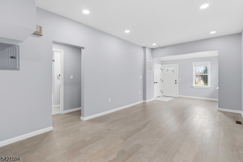 77 Lakeside Ave