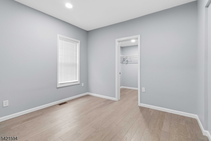 77 Lakeside Ave