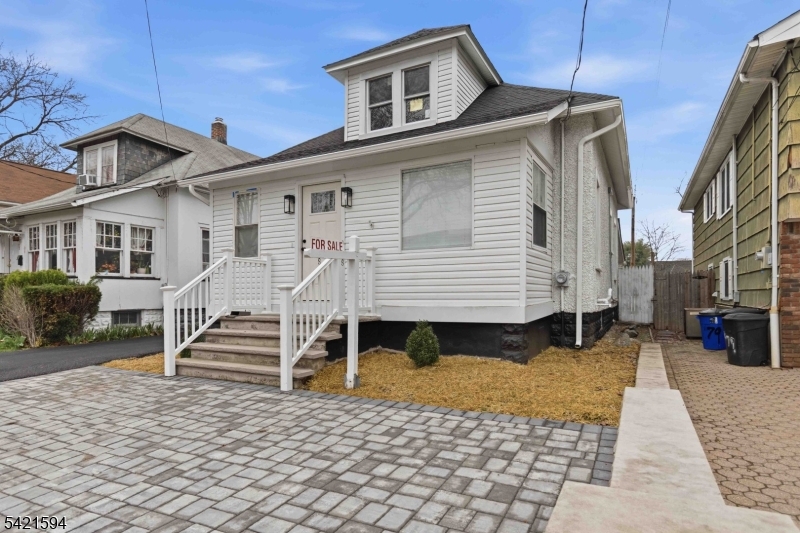 77 Lakeside Ave
