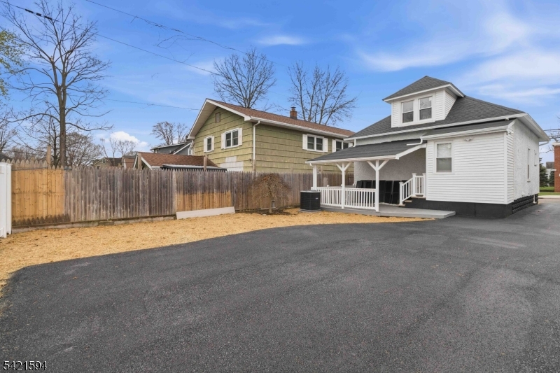 77 Lakeside Ave