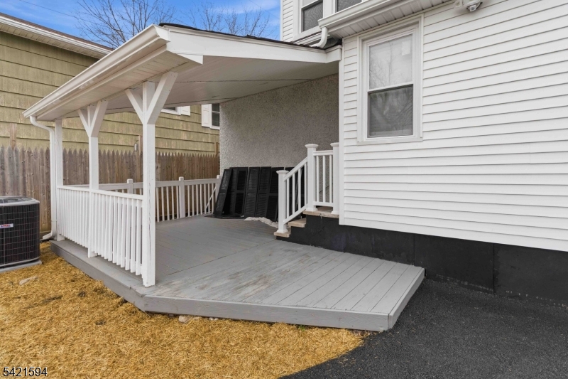 77 Lakeside Ave