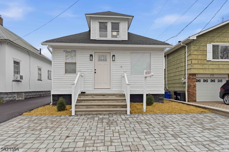 77 Lakeside Ave