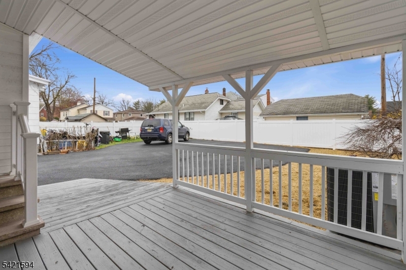 77 Lakeside Ave