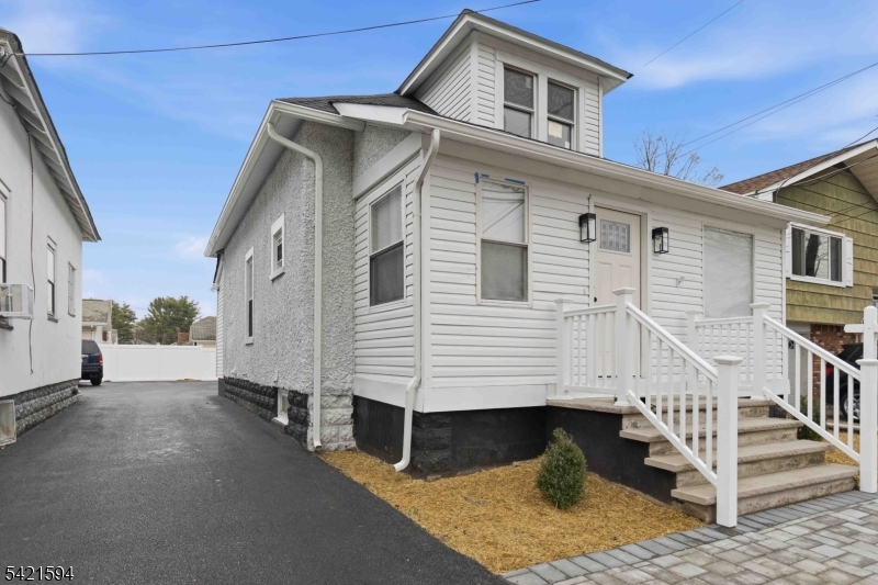 77 Lakeside Ave