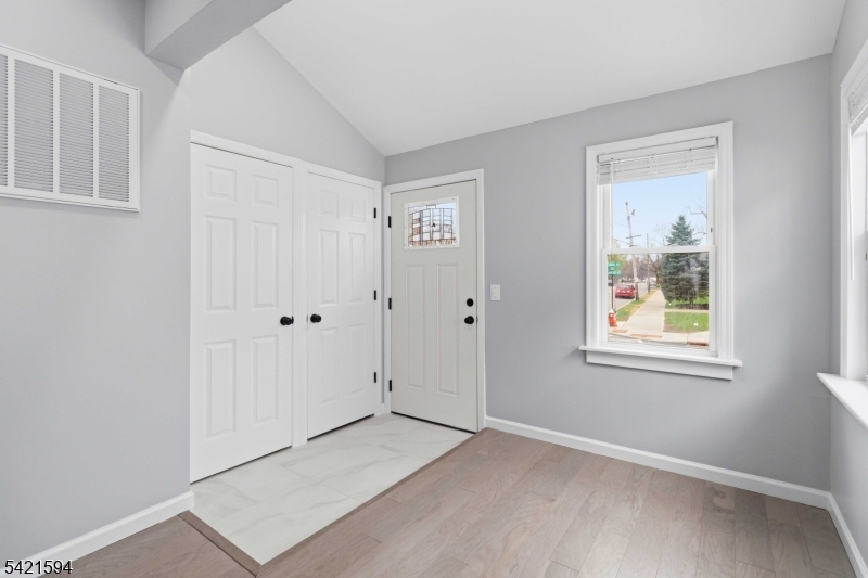 77 Lakeside Ave