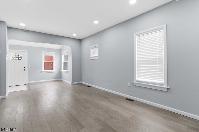 77 Lakeside Ave