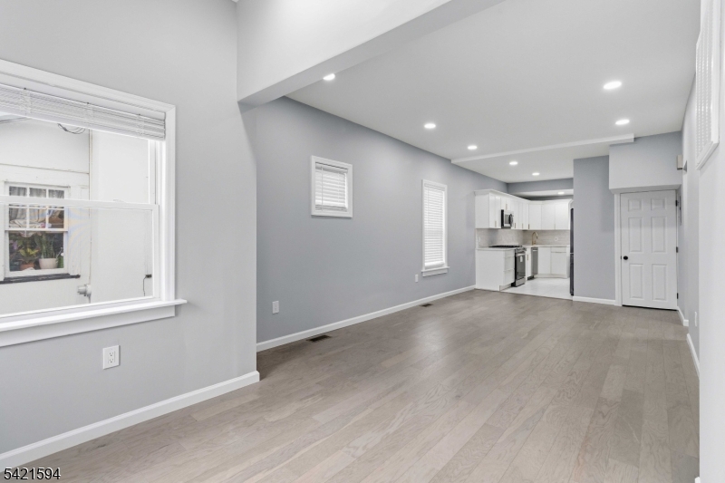 77 Lakeside Ave