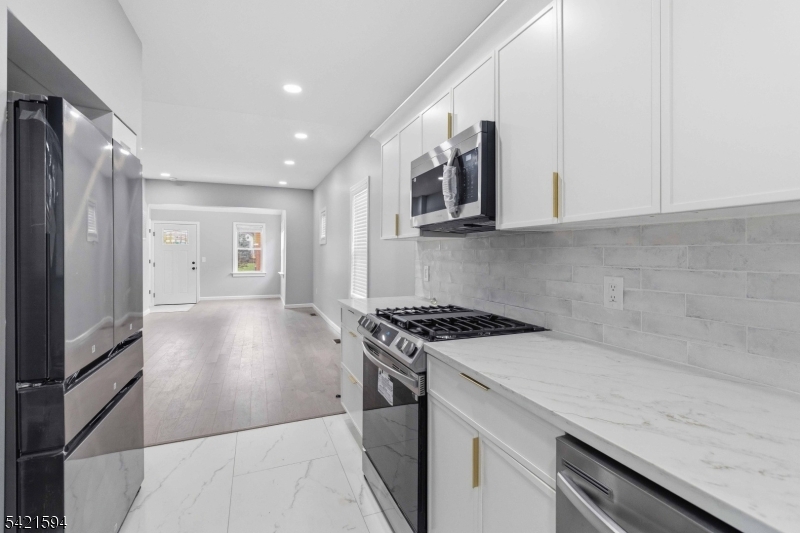 77 Lakeside Ave