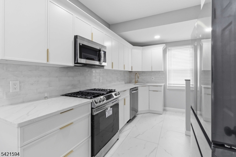 77 Lakeside Ave