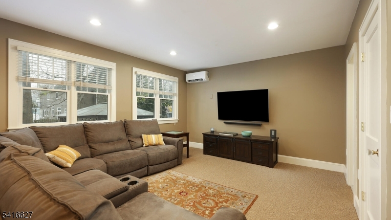 555 Shackamaxon Dr