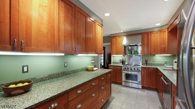 555 Shackamaxon Dr