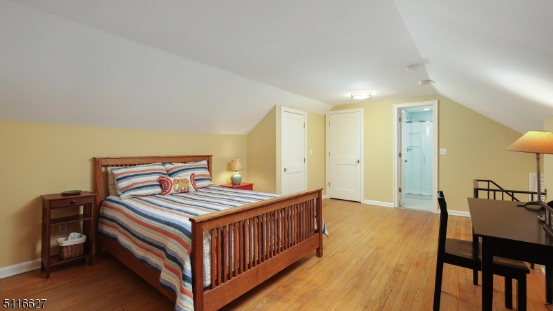 555 Shackamaxon Dr