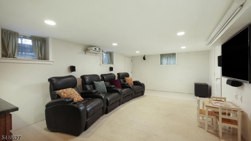 555 Shackamaxon Dr