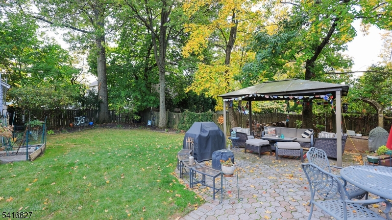 555 Shackamaxon Dr