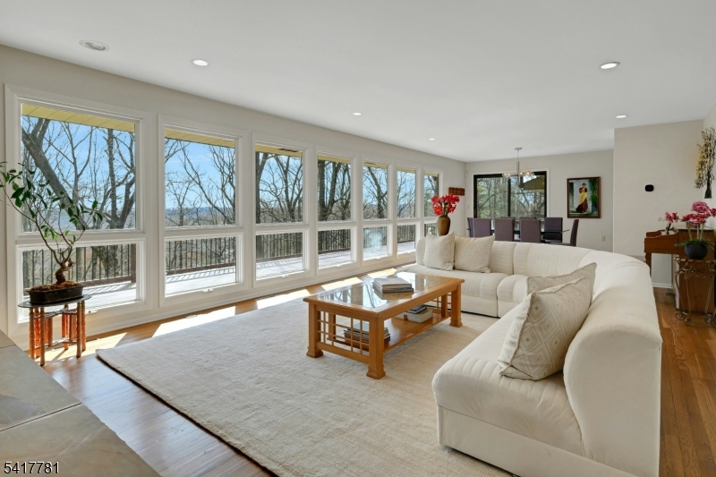 6 Lynnfield Dr