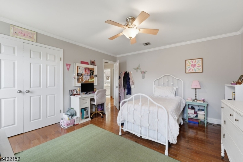 10 Acorn Dr