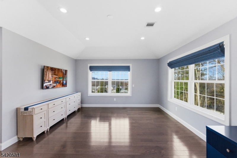 10 Hillside Ave