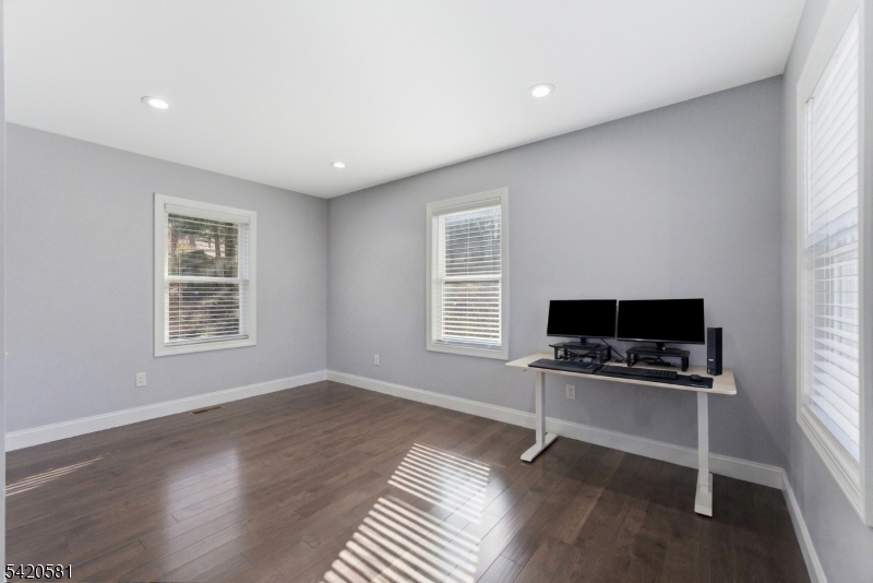 10 Hillside Ave
