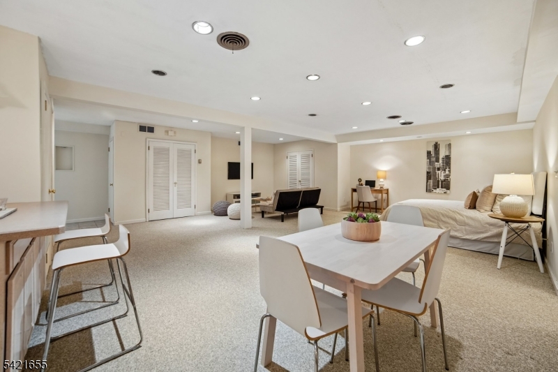 5 Witherspoon Rd