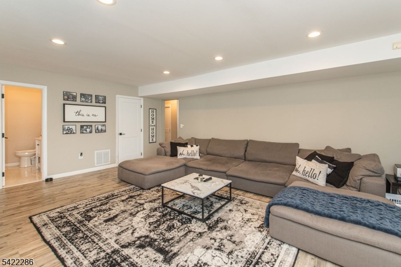 8 Cypress Ct