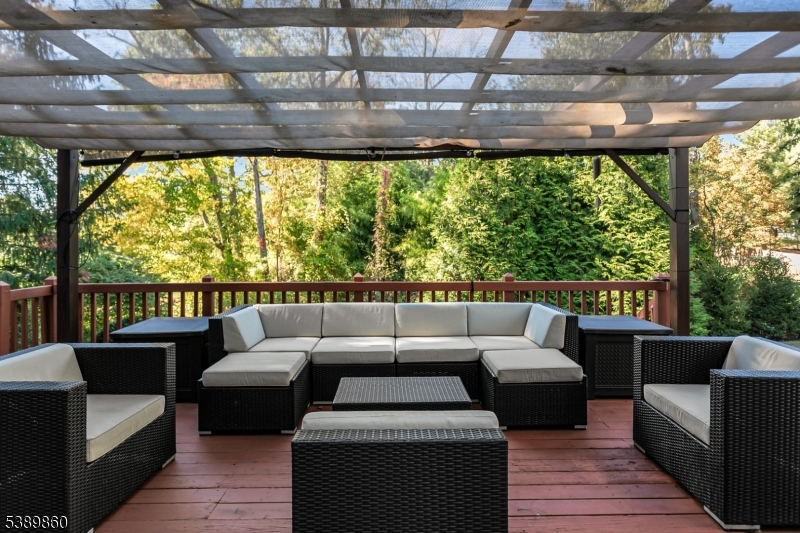135 Woods End Dr