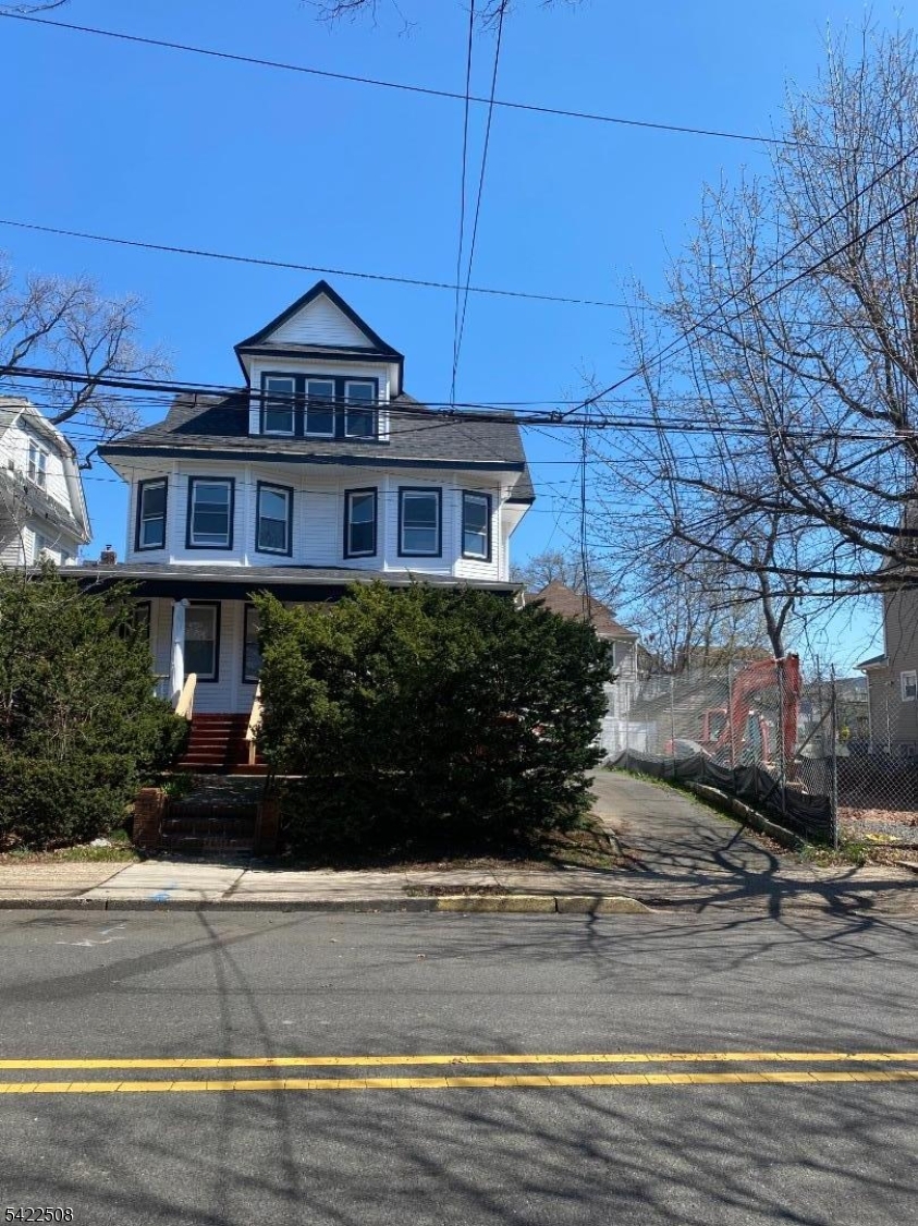72 Ingraham Pl