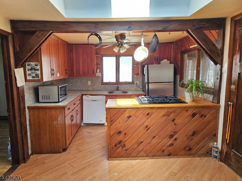 30 Riverside Dr