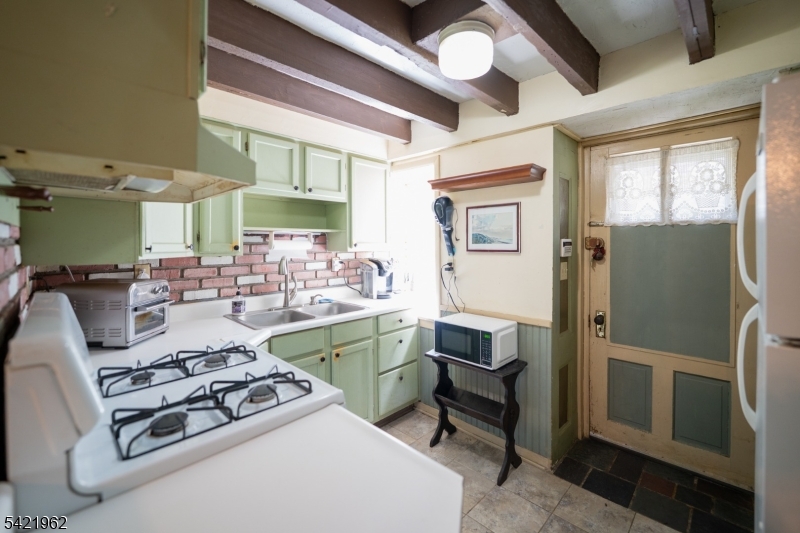 1053 S Main St