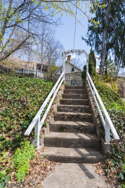 1053 S Main St