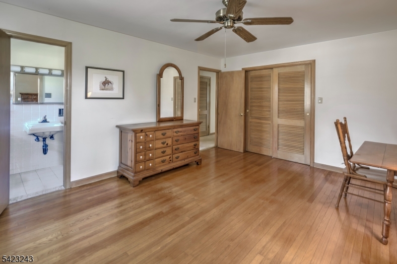 1 Scarlet Oak Rd