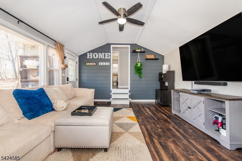 516 Upper Highland Lks Dr