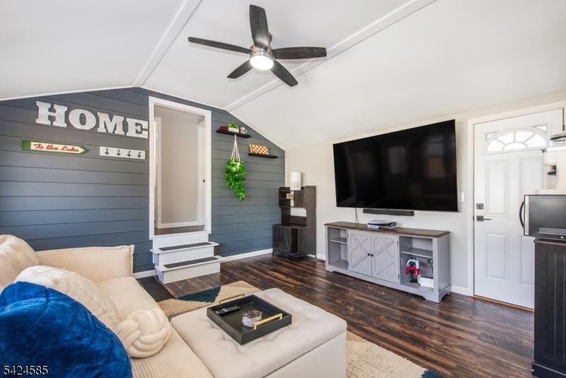 516 Upper Highland Lks Dr