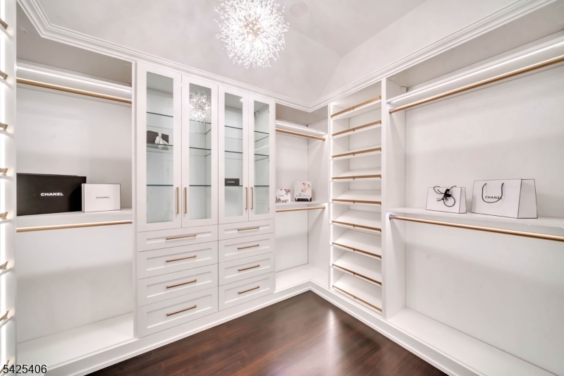 19 Amira Ln