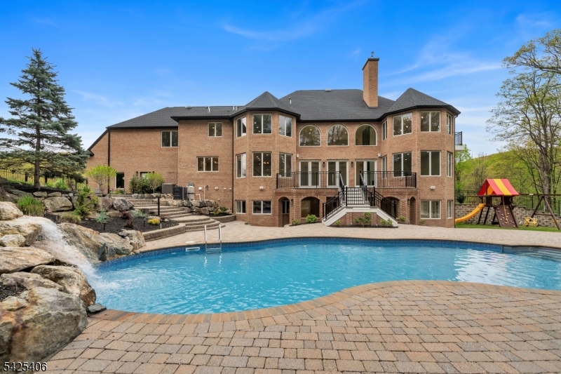 19 Amira Ln