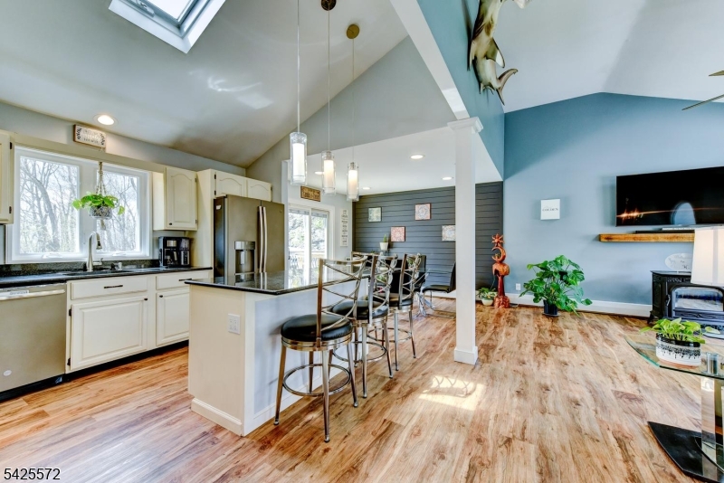 61 Lakeside Dr NW