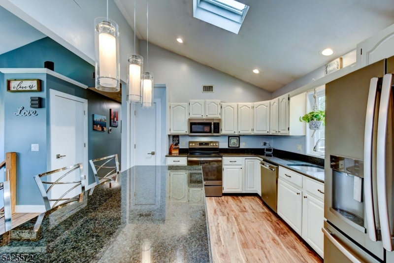 61 Lakeside Dr NW