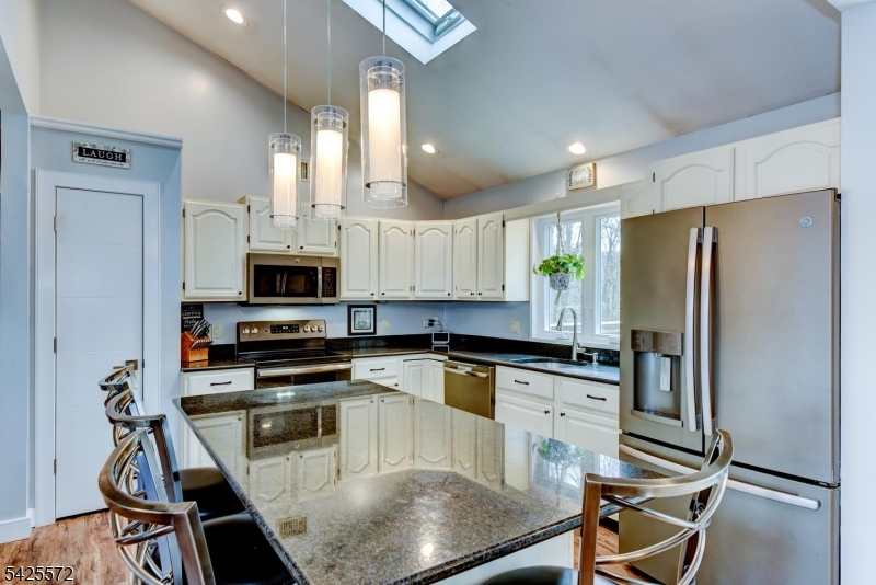 61 Lakeside Dr NW