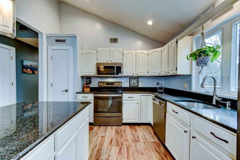 61 Lakeside Dr NW