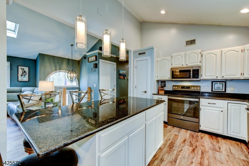 61 Lakeside Dr NW