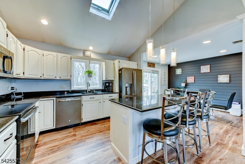61 Lakeside Dr NW