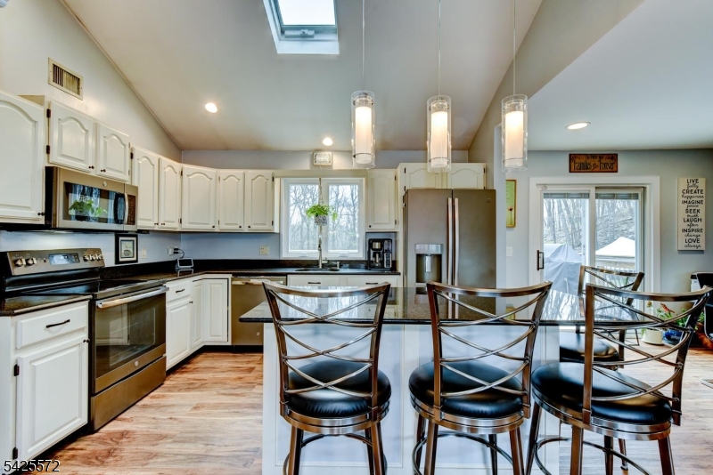 61 Lakeside Dr NW