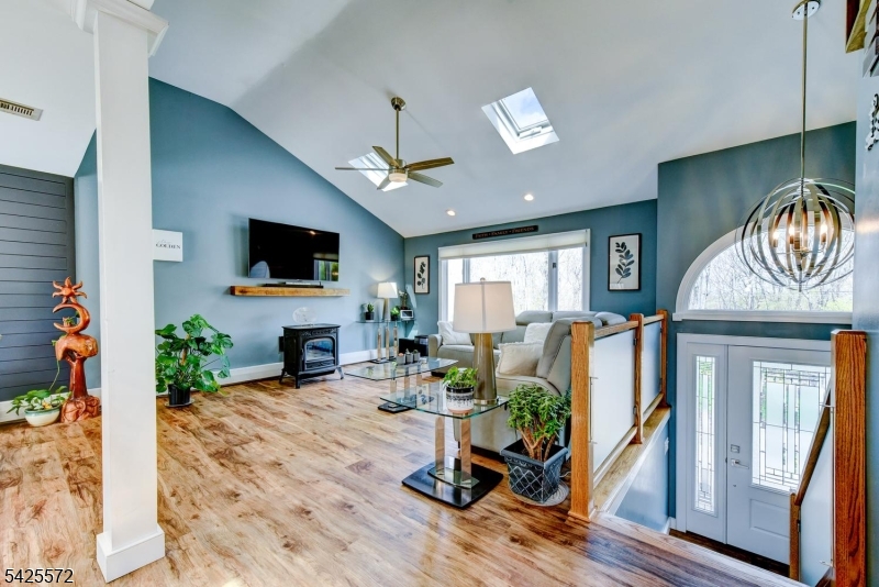 61 Lakeside Dr NW