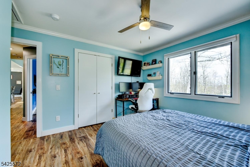 61 Lakeside Dr NW