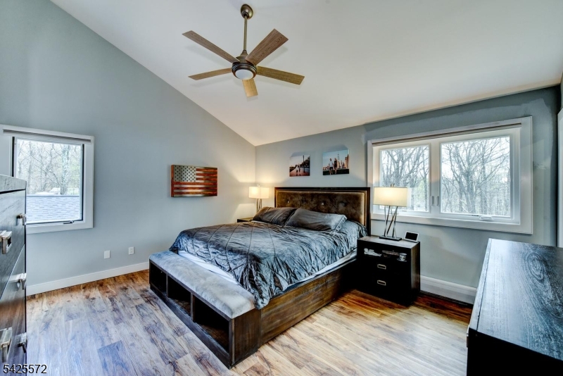 61 Lakeside Dr NW