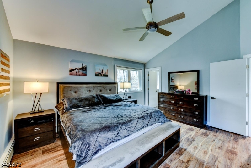 61 Lakeside Dr NW