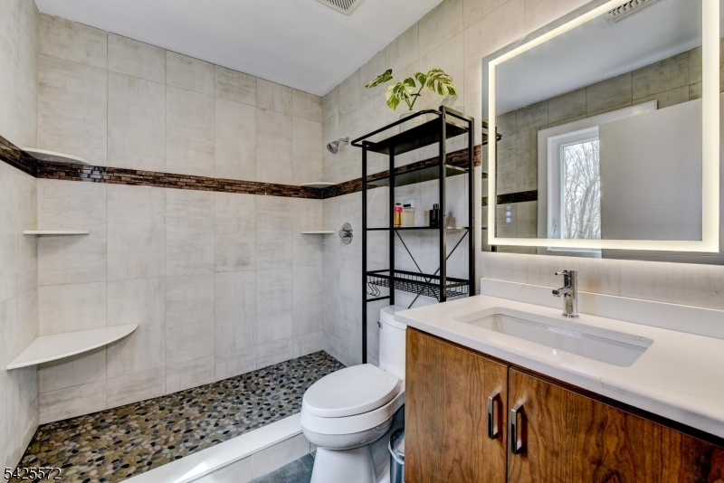 61 Lakeside Dr NW