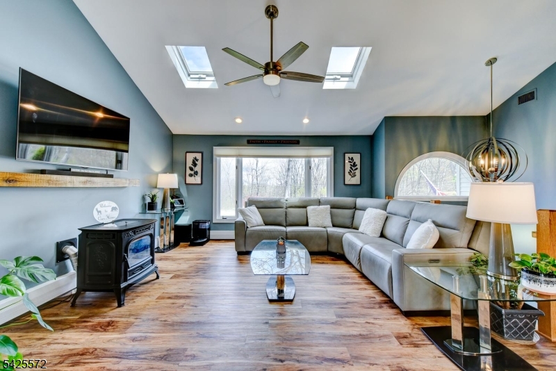 61 Lakeside Dr NW